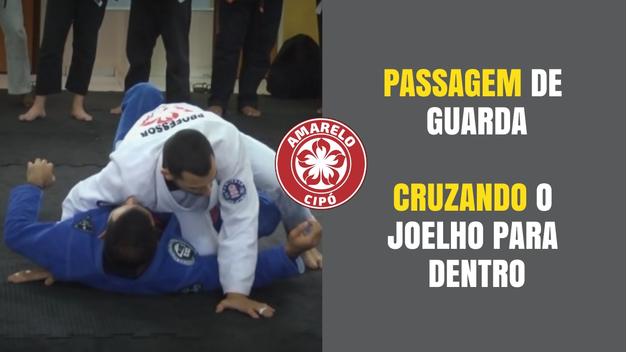 Duas pessoas demonstrando uma posição de jiu jitsu; os dizeres: Passagem de guarda cruzando o joelho para dentro