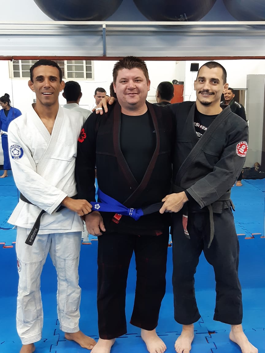 Três Pessoas: Graduação à faixa azul: Daniel - Jiu Jitsu Pontal - Amarelo e Cipó BJJ